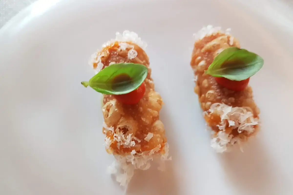 Micro cannolo con ragout Bistrot Cannavacciuolo, a Torino la gustosa mano di Emin Hazir si conferma all'altezza