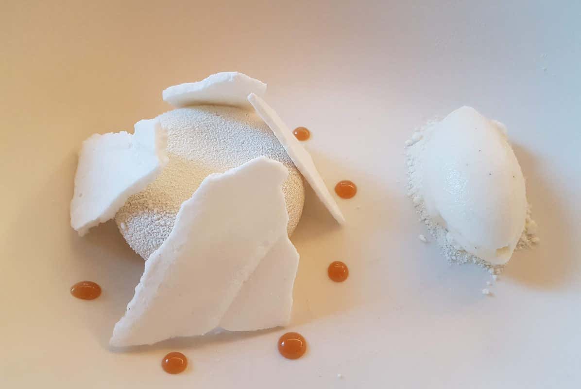 Sfera di yogurt e lampone Bistrot Cannavacciuolo, a Torino la gustosa mano di Emin Hazir si conferma all'altezza