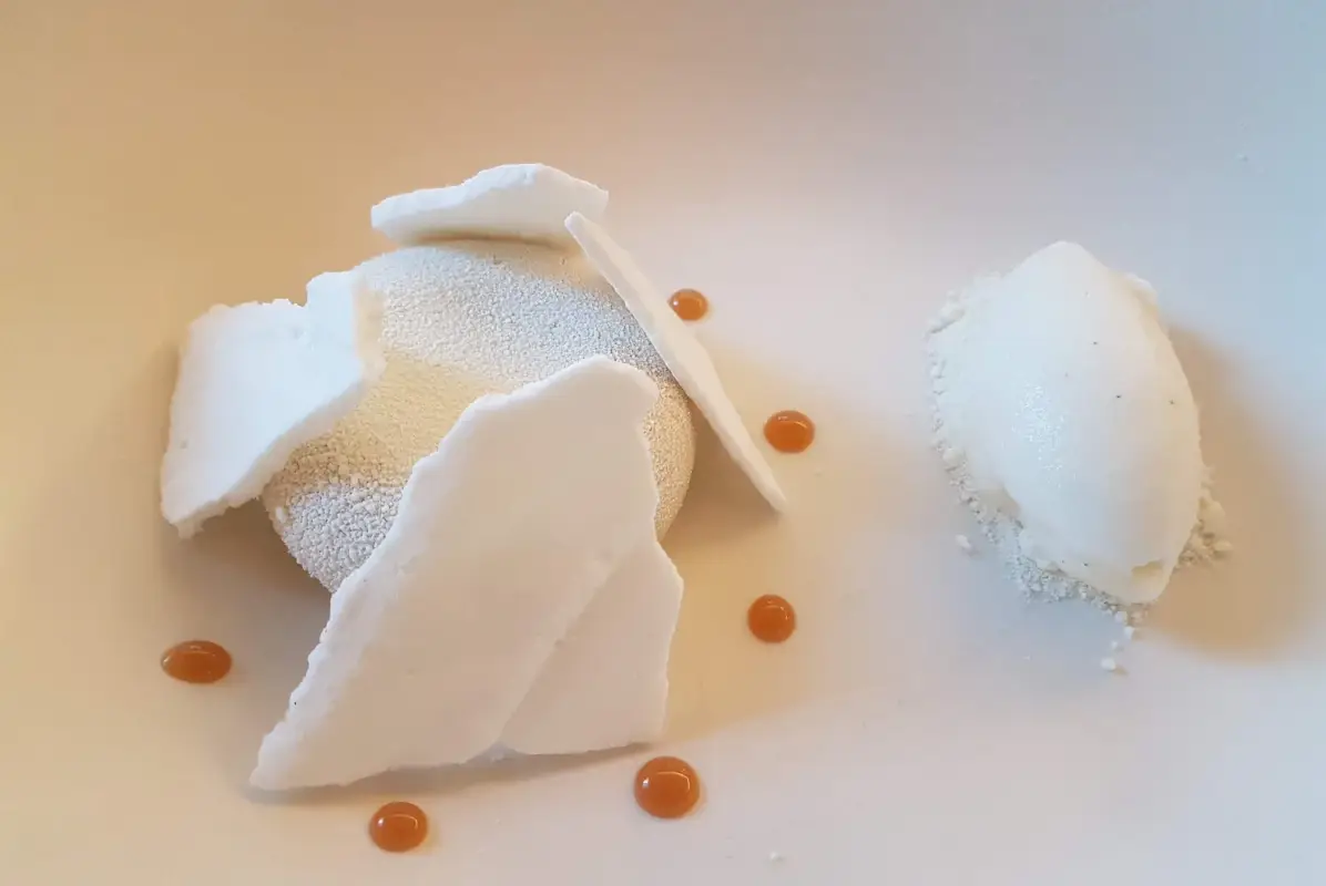 Sfera di yogurt e lampone Bistrot Cannavacciuolo, a Torino la gustosa mano di Emin Hazir si conferma all'altezza