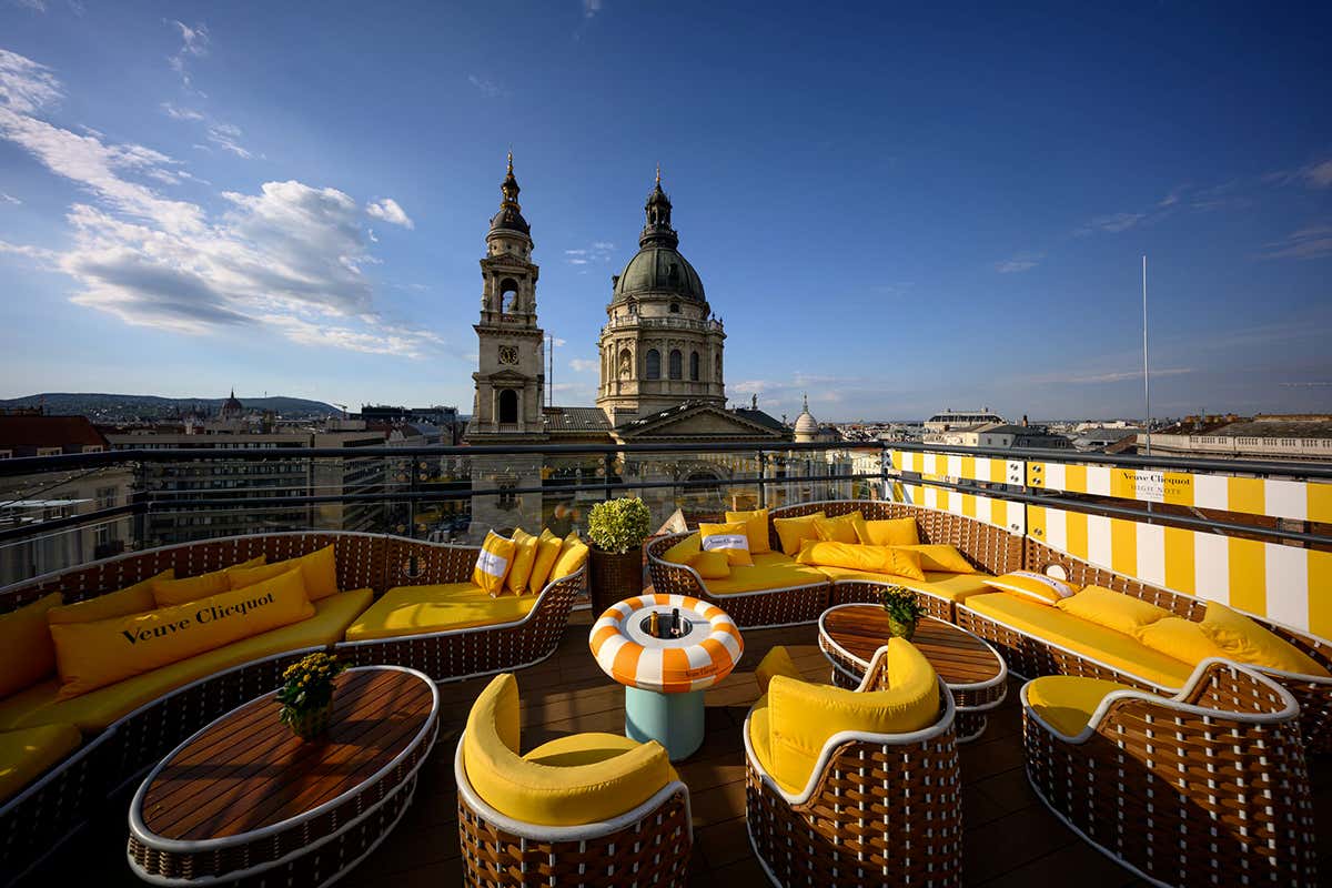 L'esclusiva terrazza dell'High Note SkyBar, il luogo ideale per un cocktail signature con affaccio sulla Basilica di Santo Stefano