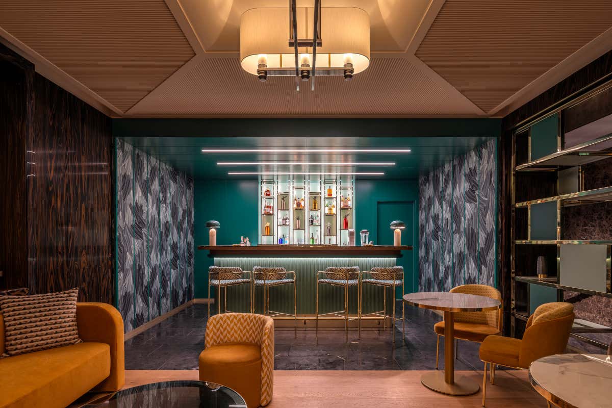 L'Alchemy Bar, ideale per cocktail serali, sempre all'interno dell'Hilton Turin Centre