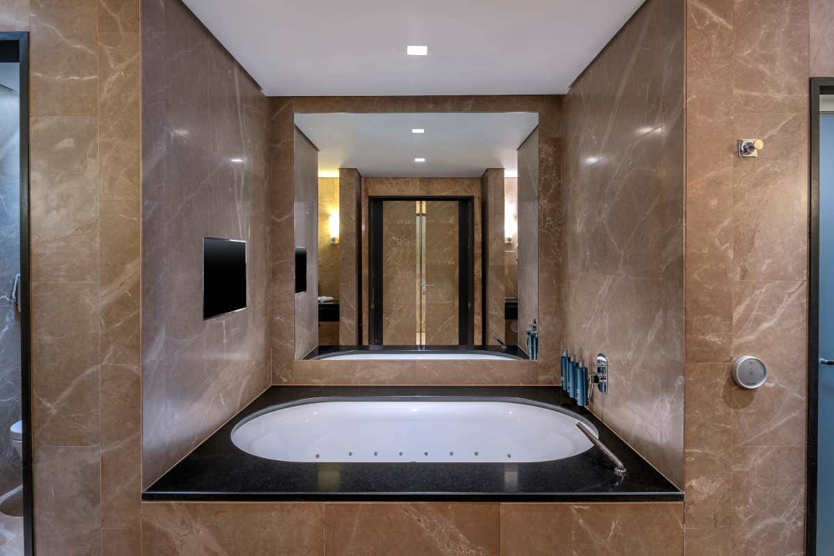 Vasca idromassaggio nel bagno della Presidential Suite