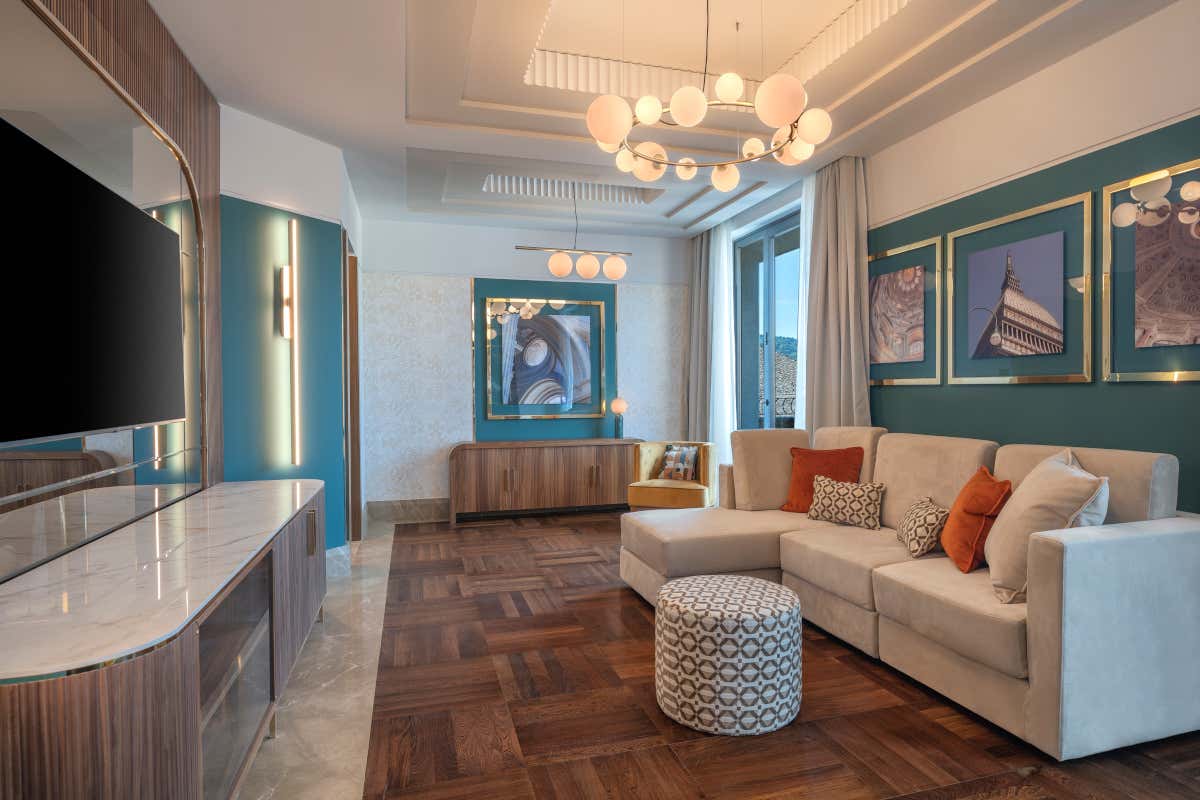 Il soggiorno della Presidential Suite dell'Hilton Turin Centre