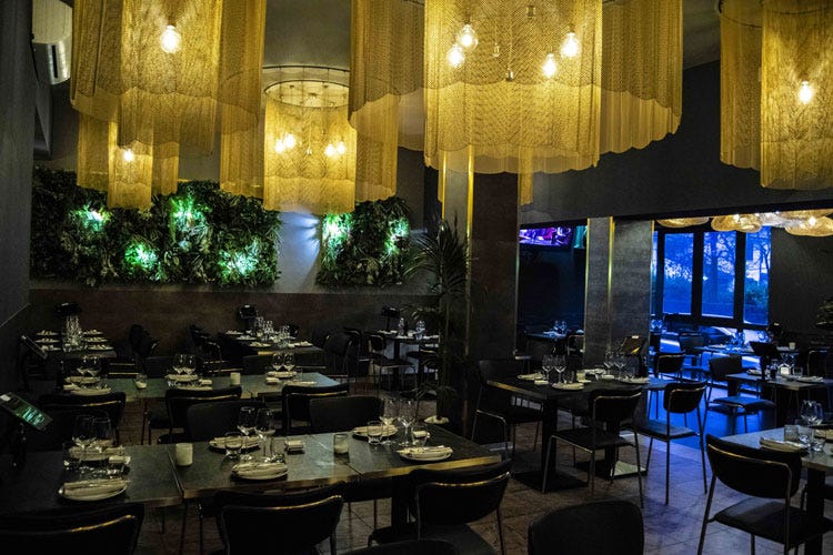 La sala del ristorante Hong Kong di Lodi (Via anche gli ultimi turisti cinesi«Ma i ristoranti sono a rischio»)