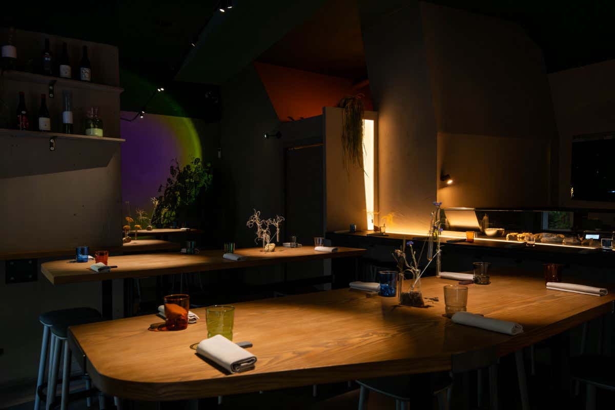 Ecco la pizzeria di Milano che serve pizza romana e cocktail ispirati ai suoni