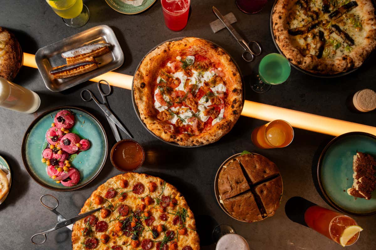 Ecco la pizzeria di Milano che serve pizza romana e cocktail ispirati ai suoni Ecco la pizzeria di Milano che serve pizza romana e cocktail ispirati ai suoni