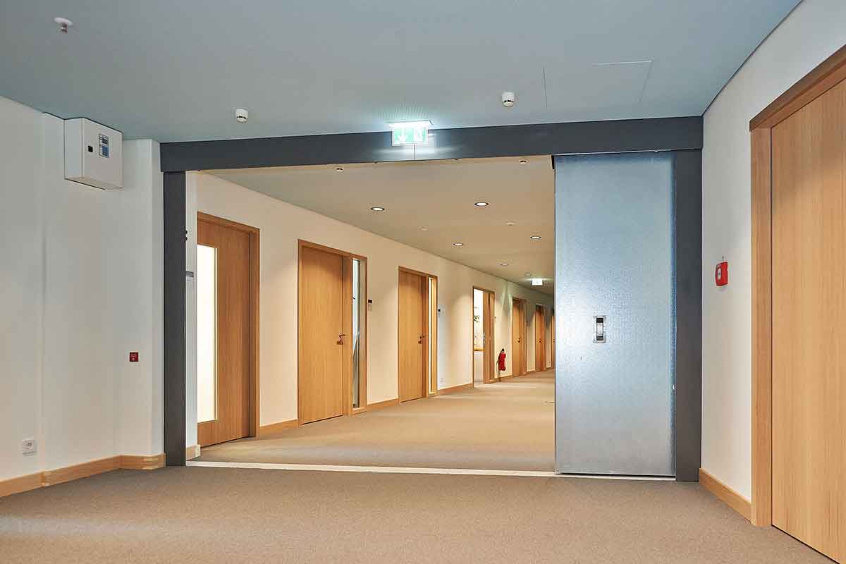 Sicurezza in hotel: come i portoni tagliafuoco diventano elemento d’arredo