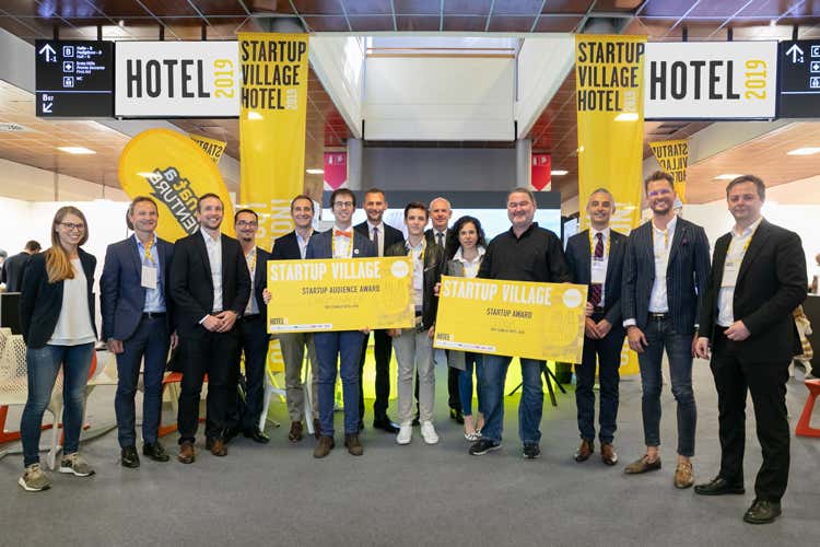Foto di gruppo alla chiusura di Hotel 2019 (In 22mila a Hotel 2019 tra Sostenibilit&agrave; e innovazione)