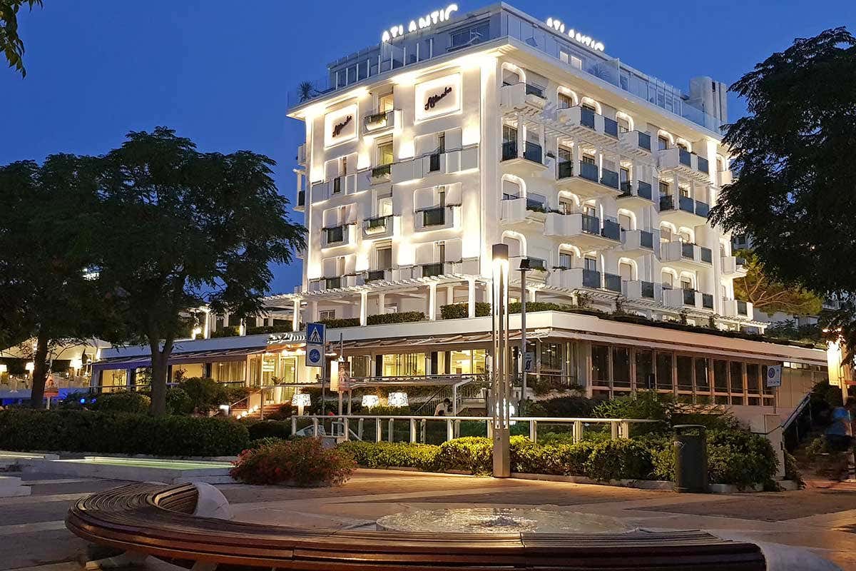 L'Hotel Atlantic che ospita il ristorante Green (Fonte: Facebook) A Riccione l'Italia della cucina si specchia nei piatti del ristorante Green L'Hotel Atlantic che ospita il ristorante Green (Fonte: Facebook) A Riccione l'Italia della cucina si specchia nei piatti del ristorante Green