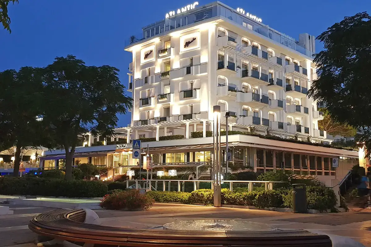 L'Hotel Atlantic che ospita il ristorante Green (Fonte: Facebook) A Riccione l'Italia della cucina si specchia nei piatti del ristorante Green