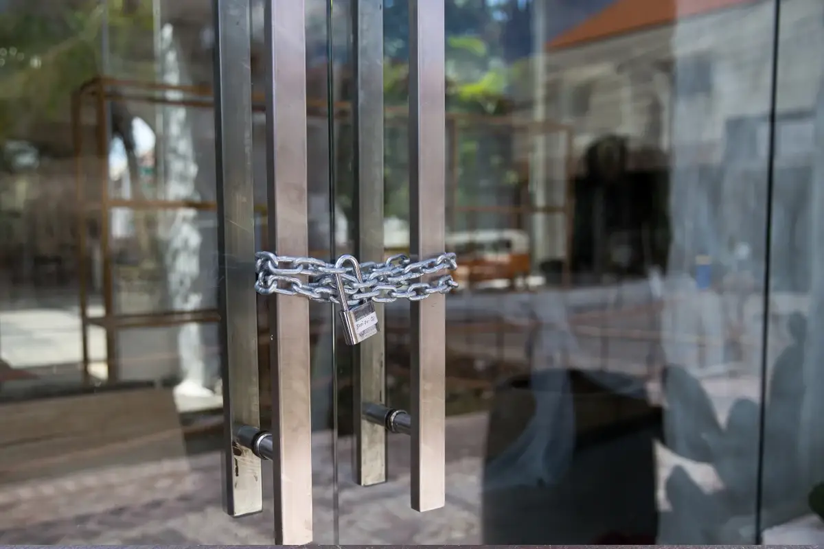 Un hotel chiuso Prenotano un hotel, ma &egrave; chiuso da due anni