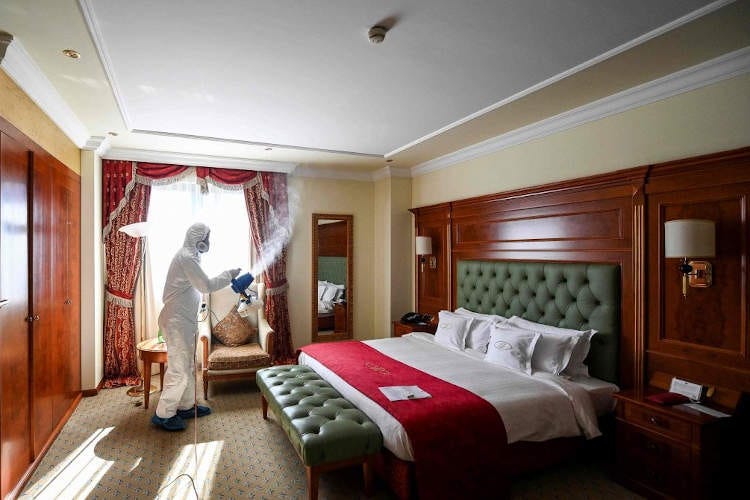 Sanificazione in una camera d'albergo - Conte apre sulle vacanze Alberghi pronti a ripartire