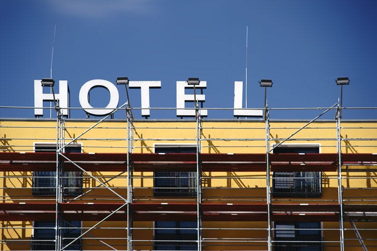 Un hotel in ristrutturazione - Il virus non contagia solo il turismo Fermo lo sviluppo delle strutture