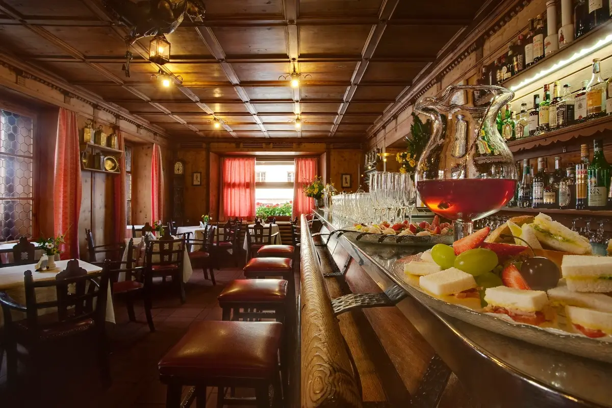 Il bar dell'Hotel de la poste di Cortina Degustazione di Corti: all&rsquo;Hotel de la Poste la preview di Cortinametraggio