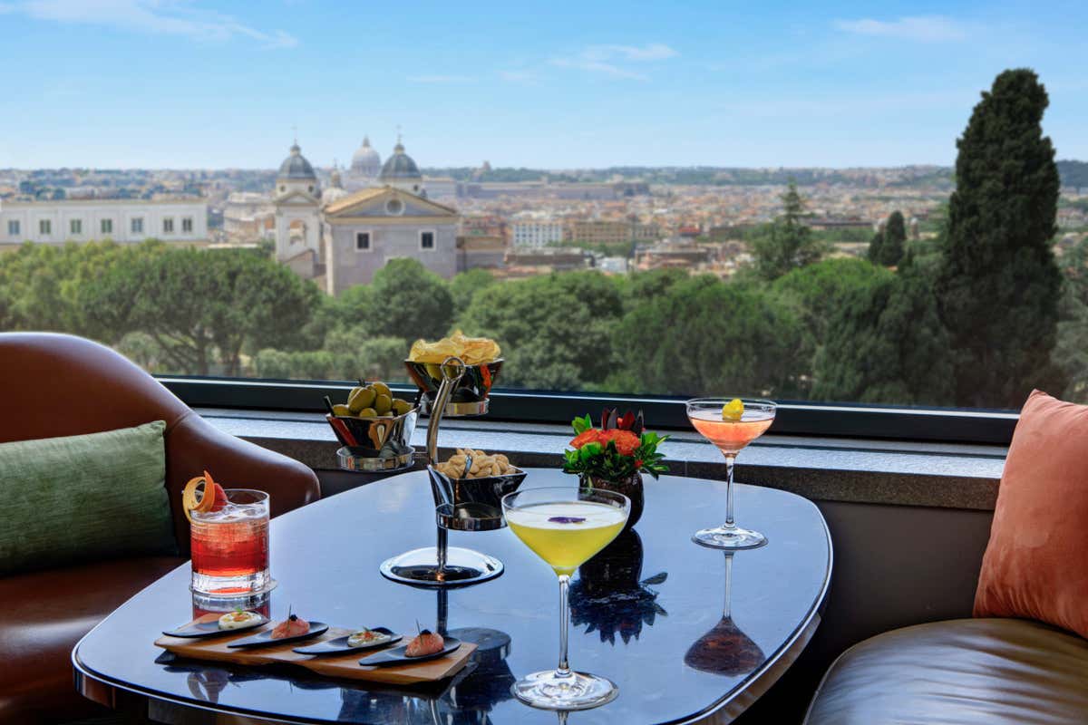 Sacra l'ora dell'aperitivo Hotel Eden, a Roma i cocktail cambiano stile Sacra l'ora dell'aperitivo Hotel Eden, a Roma i cocktail cambiano stile