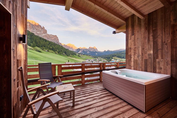 Camera con vista sulle Dolomiti e vasca sul terrazzo (Alpinismo, mountain bike e relax al Dolomiti Wellness Hotel Fanes)
