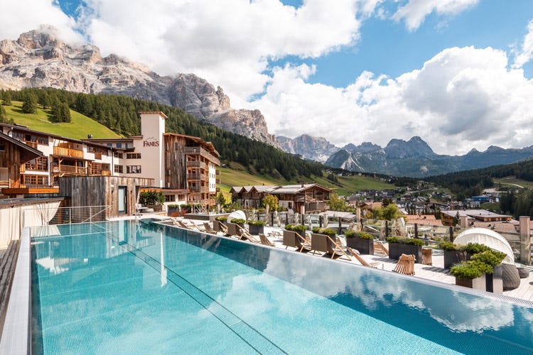 L'Hotel Fanes e la sua piscina a San Cassiano (Alpinismo, mountain bike e relax al Dolomiti Wellness Hotel Fanes)