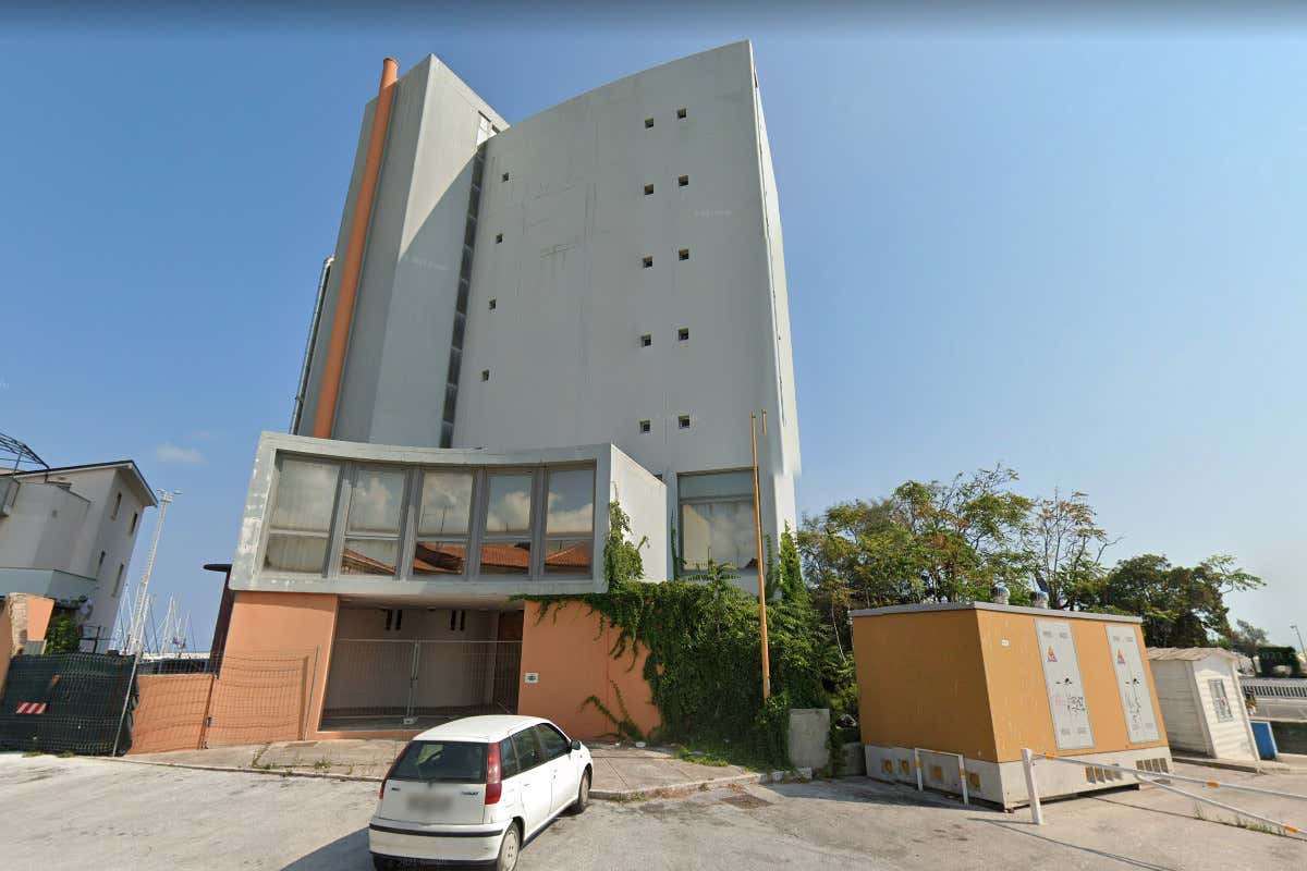 L'Hotel La Vela di Senigallia (foto Google) Senigallia, al via la riqualificazione del vecchio hotel La Vela