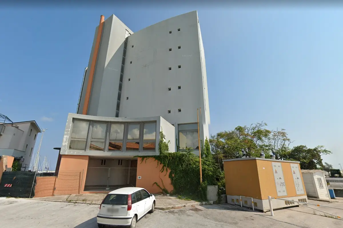 L'Hotel La Vela di Senigallia (foto Google) Senigallia, al via la riqualificazione del vecchio hotel La Vela