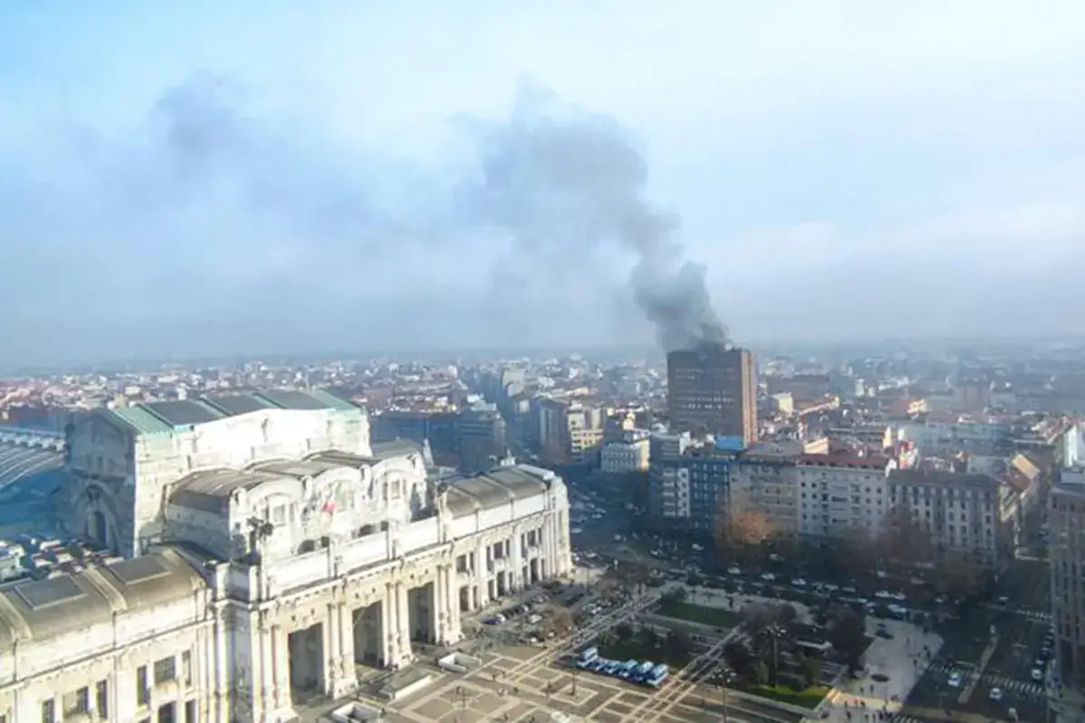 L'Hotel Michelangelo in fumo (Fonte: Ansa) Hotel Michelangelo, incendio all'albergo che aveva ospitato i malati Covid