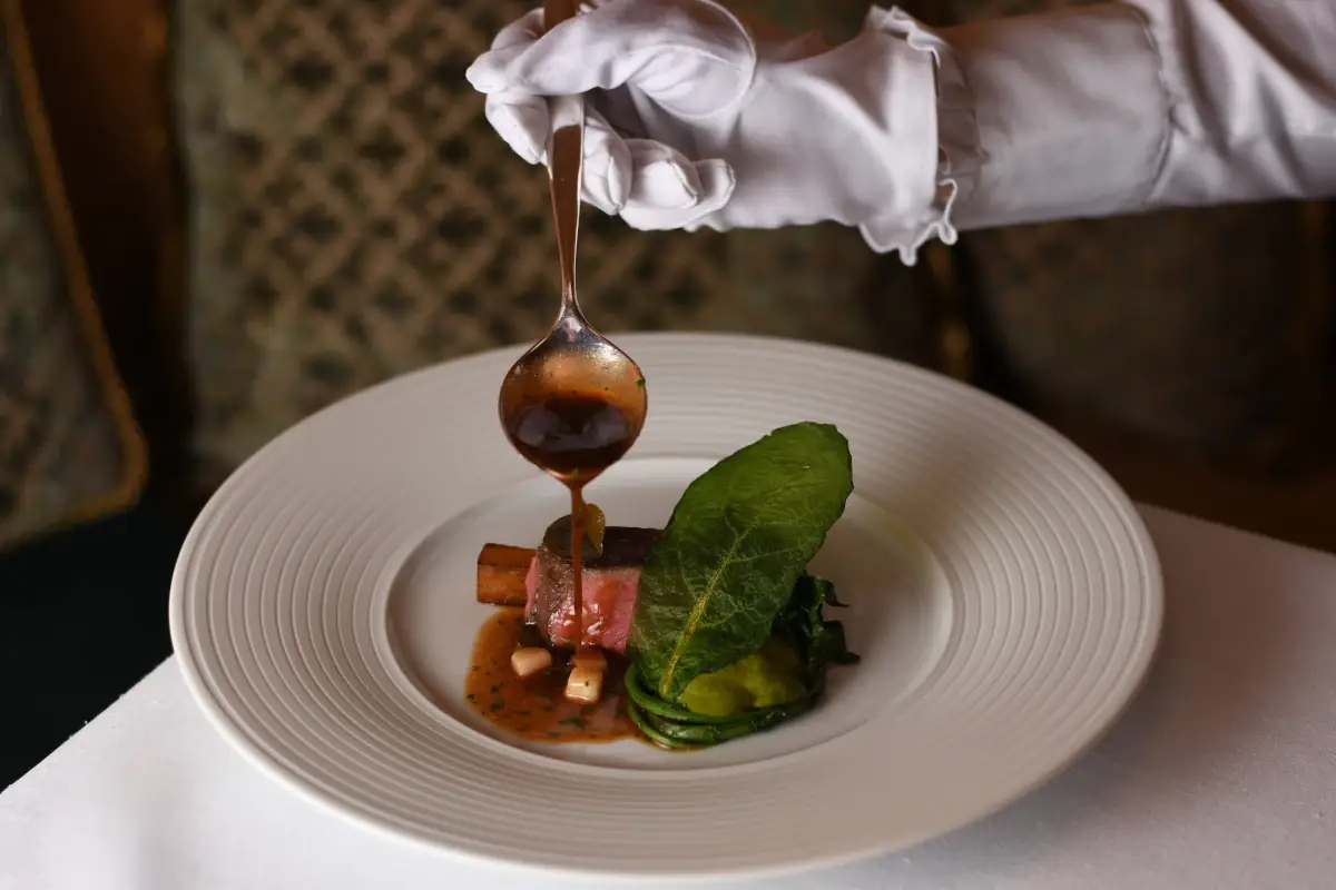 Entrecôte di bruna alpina servita con bernese al tarassaco e salsa al midollo affumicato Al Suinsom dell’Hotel Tyrol per una cena… in alta quota