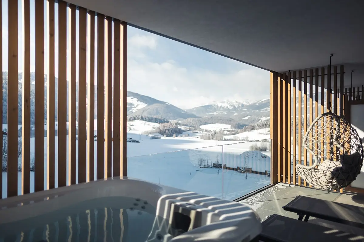 Il Winkler vanta un&rsquo;area piscine e saune dal design contemporaneo In Alto Adige per una vacanza con il cavallo