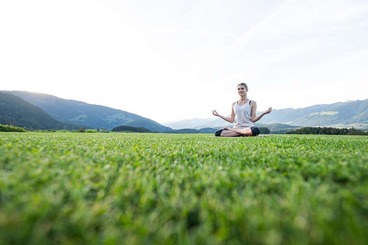 Gli ospiti dei Winklerhotels hanno il privilegio di praticare lo yoga in cima al Plan de Corones. Foto: Harald Wisthaler Yoga e meditazione in vacanza? Ecco gli indirizzi pi&ugrave; spettacolari
