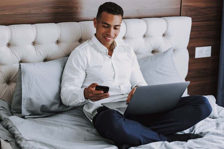 Le camere di hotel si trasformano in luoghi di smart working - Smart working nelle camere d'hotel Così gli alberghi cambiano pelle