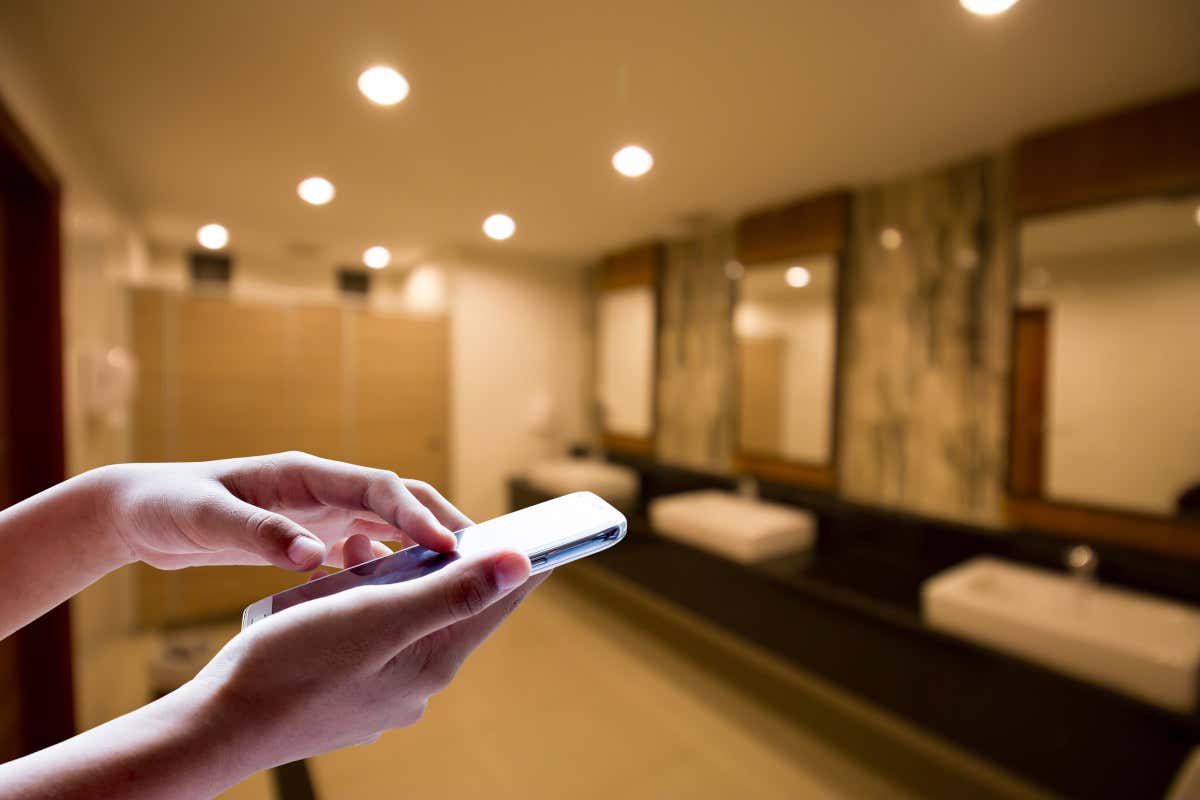 Bagni sporchi? Una stella in meno: ecco come l’hotel del futuro diventa hi-tech