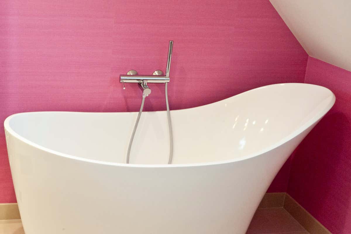 Vasca da bagno moderna nei bagni delle stanze dell'Hotel Beethoven