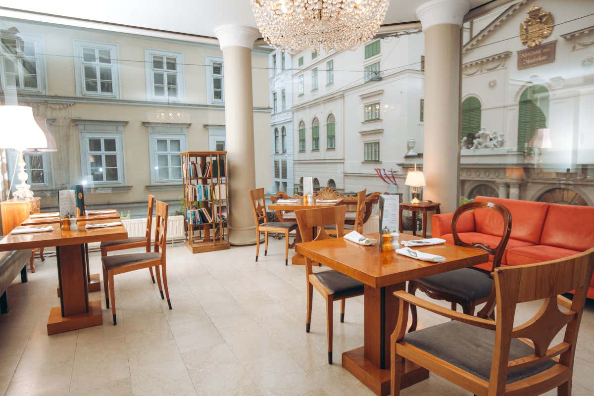 La colazione viene servita nel mezzanino con vista sulla Porta Papageno del Theater an der Wien, luogo legato alla storia di Beethoven
