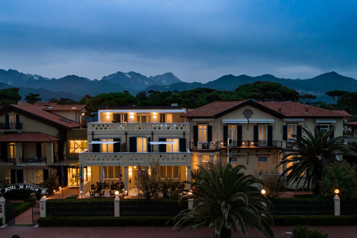 L'Hotel Byron a Forte dei Marmi Hotel Byron a Forte dei Marmi 18 nuove suite tra mare cucina e arte