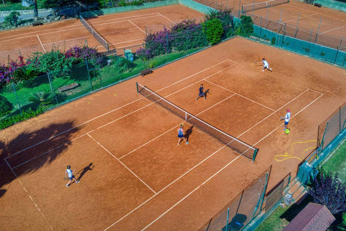 Dieci esperienze imperdibili sull’Isola d’Elba tra immersioni, balene e miniere