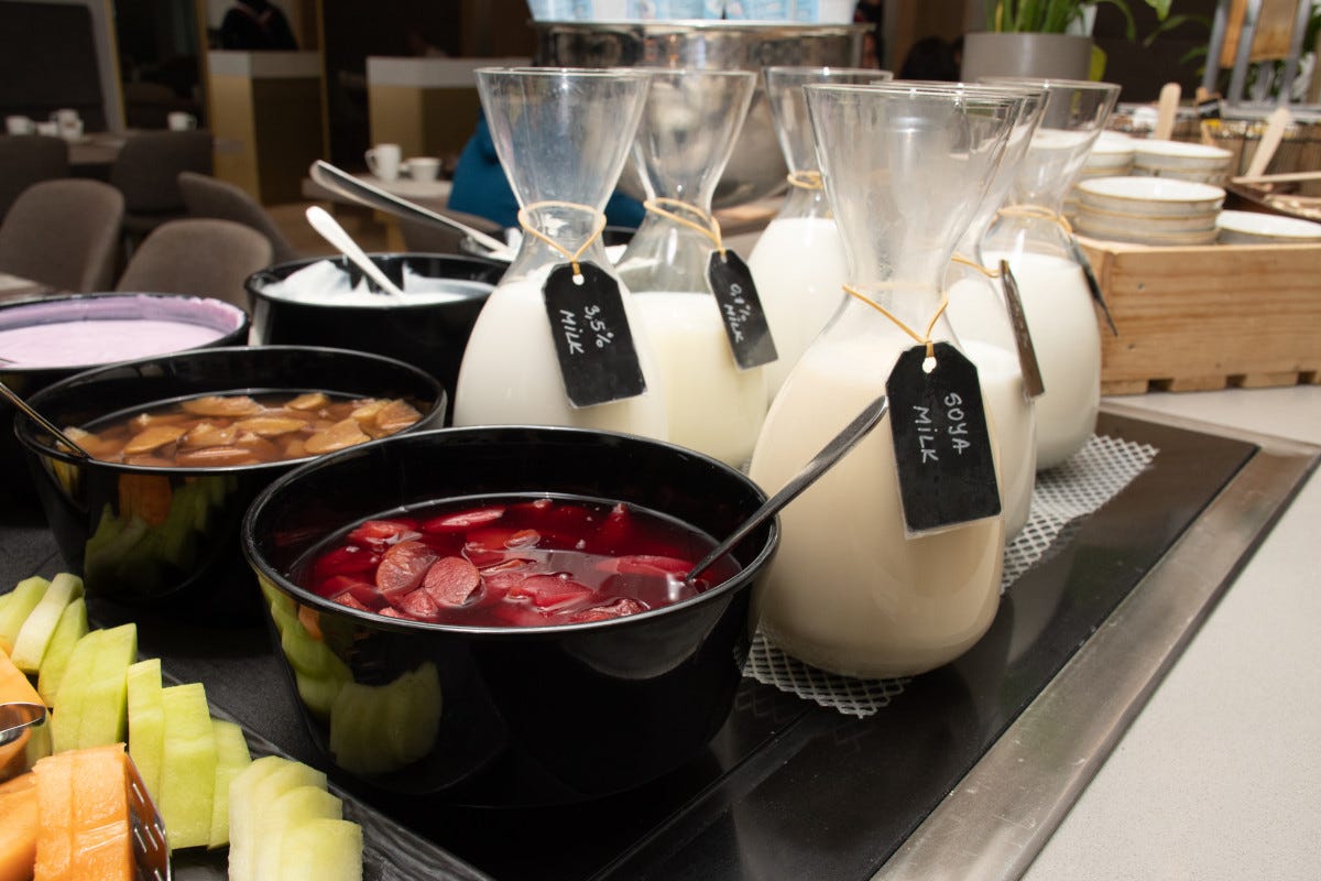 Gli hotel possono sbizzarrirsi nell'offerta delle varie tipologie di latte e lavorare proprio sulla curiosità dei clienti Il latte e le sue alternative: un’offerta in continua crescita