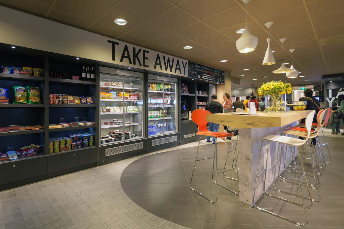 Un’altra soluzione sempre più diffusa negli hotel è quella del piccolo market interno