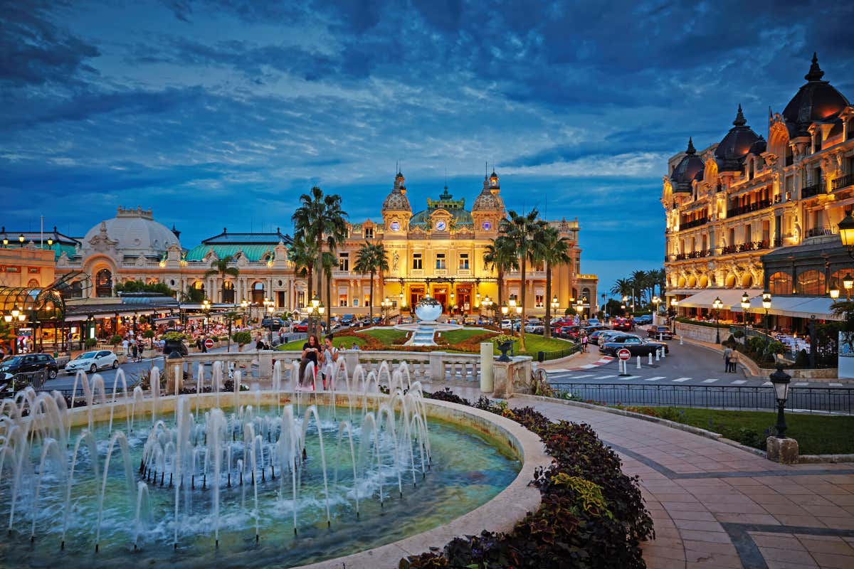 L'Hotel de Paris, a destra, sulla celebre piazza del Casinò di Montecarlo