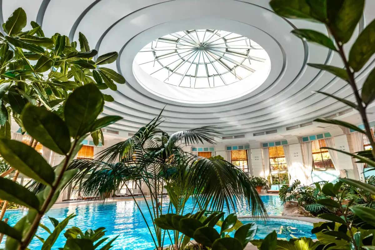 La piscina interna del Monte-Carlo Bay Hotel & Resort