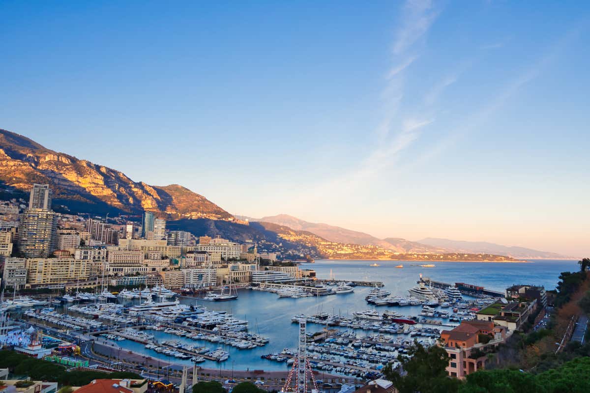 La vista al tramonto del golfo di Montecarlo