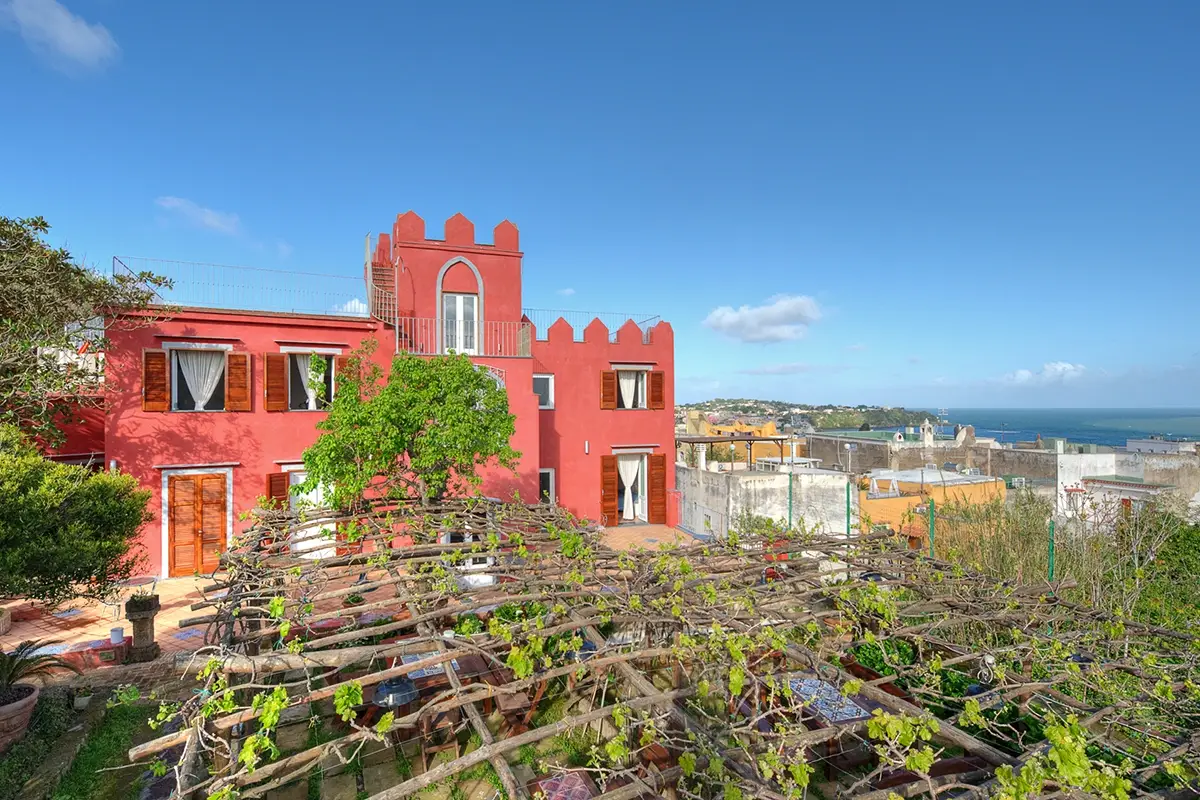 Albergo La Vigna &egrave; un palazzo merlato del Settecento Procida &ldquo;dentro&rdquo;: viaggio tra ristoranti e alloggi in cui assaporare la vera bellezza