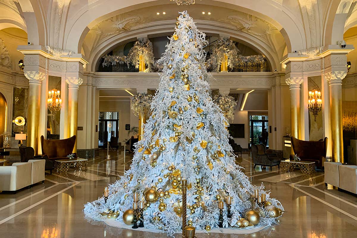 L&rsquo;albero alto 5 metri nella hall dell&rsquo;hotel Metropol Natale a Montecarlo: mare, luci e cucina stellata