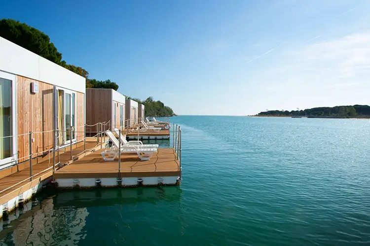 Le case galleggianti all&rsquo;ormeggio sono in aree dedicate della Marina In barca come in hotel? Il nuovo trend delle House Boat