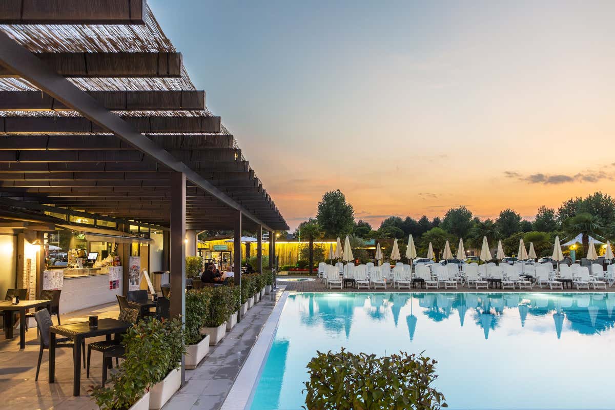 Il bar e la piscina dell'Hu Venezia camping in town