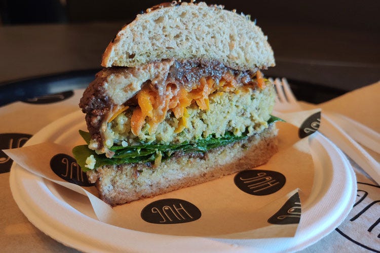 Hug-burger “Il Provenzale” - Burger vegani e posate riciclabili A Monza la scelta ecologica di Hug