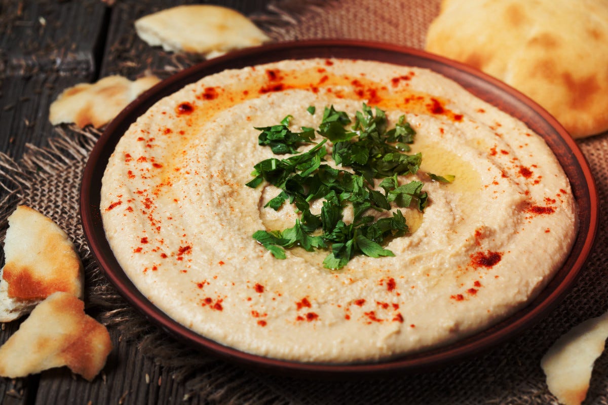 L'origine dell'hummus è dibattuta Hummus piatto della condivisione e ricco di proprietà benefiche
