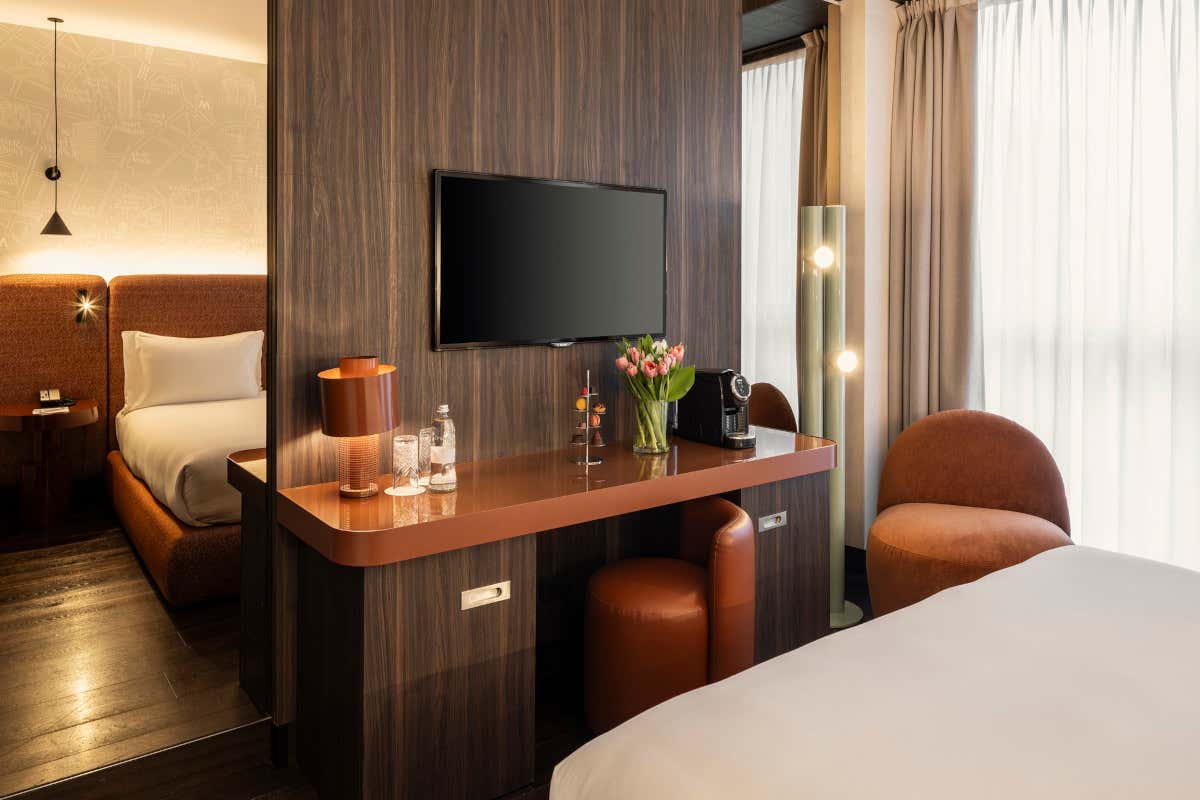 Gli arredi dalle forme arrotondate attenuano la rigidità degli elementi