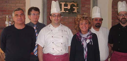 Da sinistra: Alessandro Dughera, Mauro Sepulcri, Marco Paperini con due chef di partita e Paola Cardellini Da sinistra: Alessandro Dughera, Mauro Sepulcri, Marco Paperini con due chef di partita e Paola Cardellini