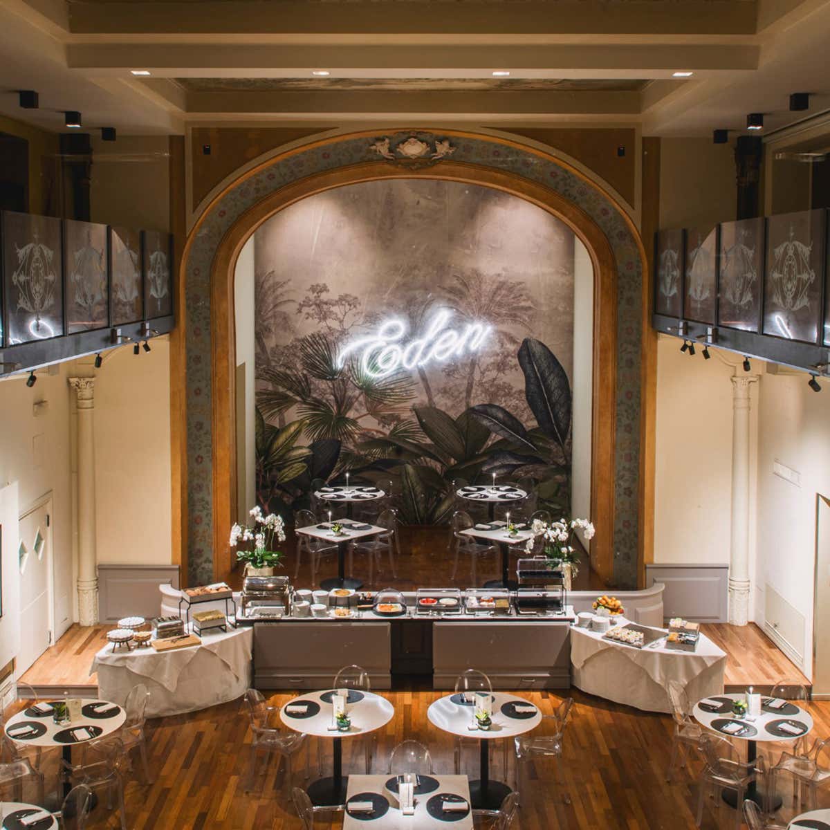 La sala del ristorante I Portici allestita per la colazione