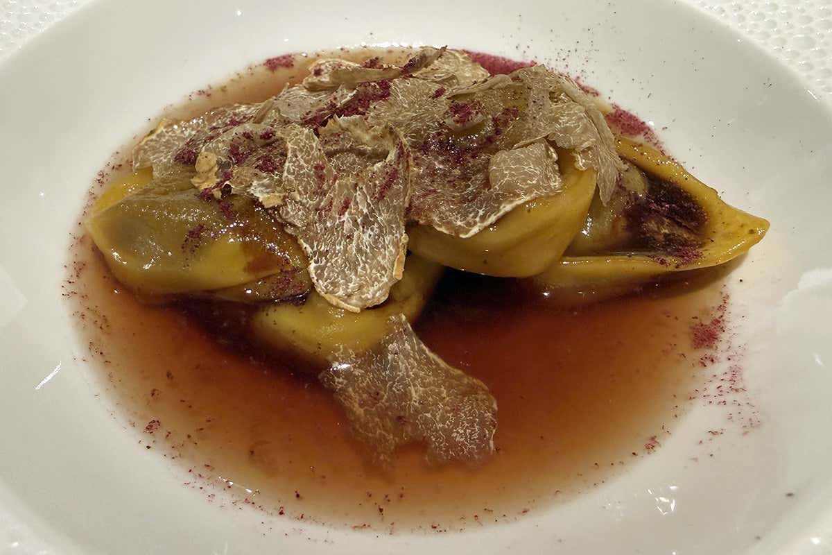 Tortelli ripieni di genovese, brodo di cipolla rossa ossidato, gel di arancia e cacao,  - I Portici