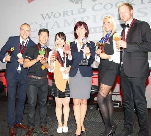 da sinistra: Wojciech Urbanski, Leonardo Galvez, Younjung Oh, Jana Karkusova, Krista Meri e Jimmy Jepsen Baek da sinistra: Wojciech Urbanski, Leonardo Galvez, Younjung Oh, Jana Karkusova, Krista Meri e Jimmy Jepsen Baek