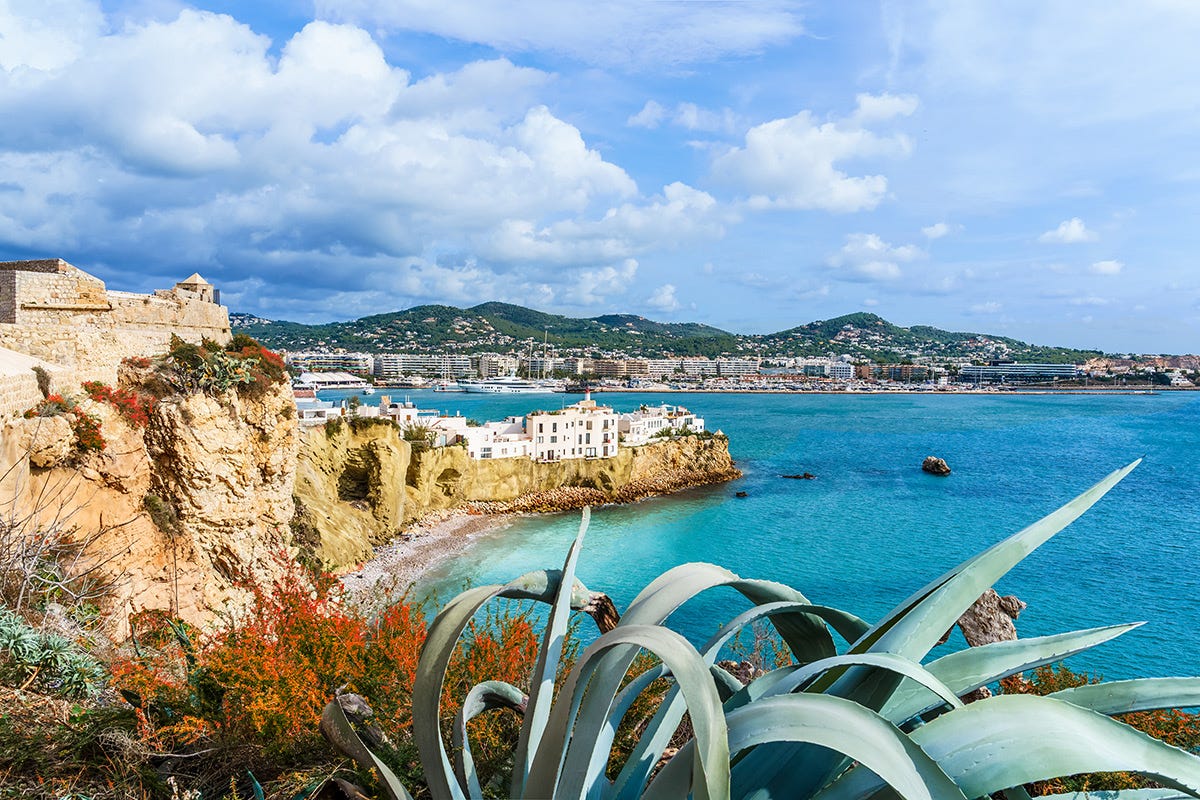 Ibiza Isole Baleari, belle e divertenti ma a caccia di turisti smart